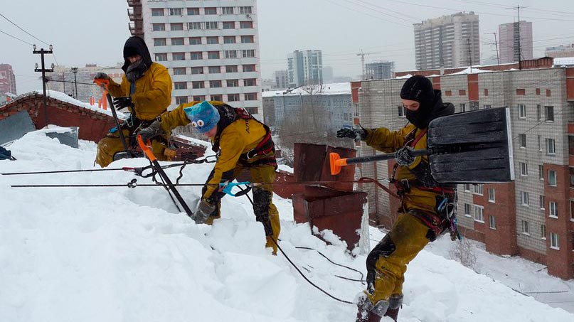 Очистка кровли от снега и наледи цена в Москве - уборка снега с крыш  стоимость