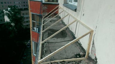 Установка крыши балкона