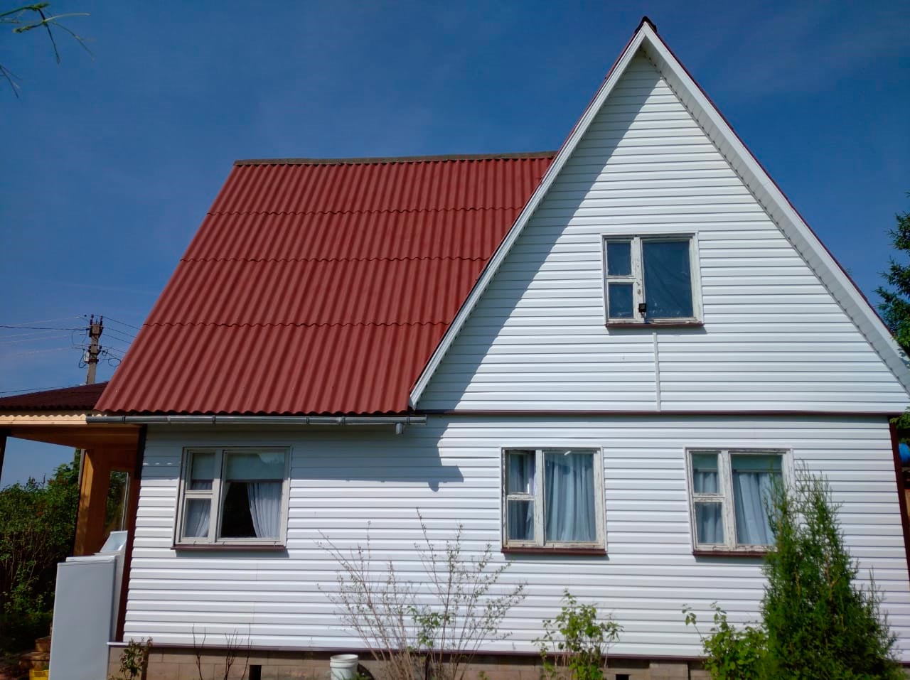 Дом квадратный крыша покраска. Покраска крыши дома. Дом крыша покрасить. Крыша из шифера. Покраска металлической крыши.